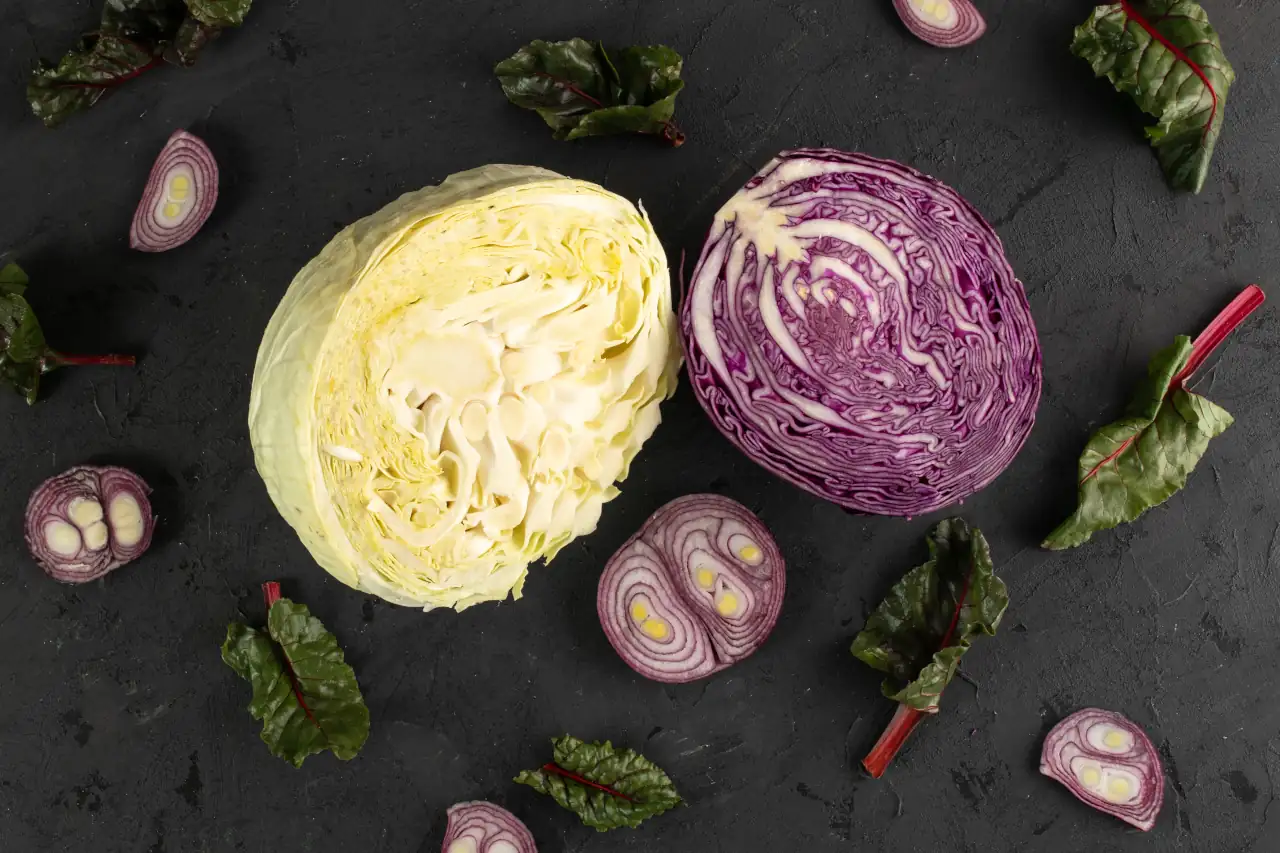 Cavolo verza e cavolo cappuccio tagliati a metà