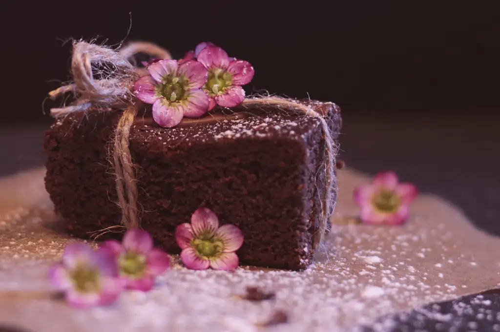 Cioccolato Fetta di torta al cioccolato con fiori