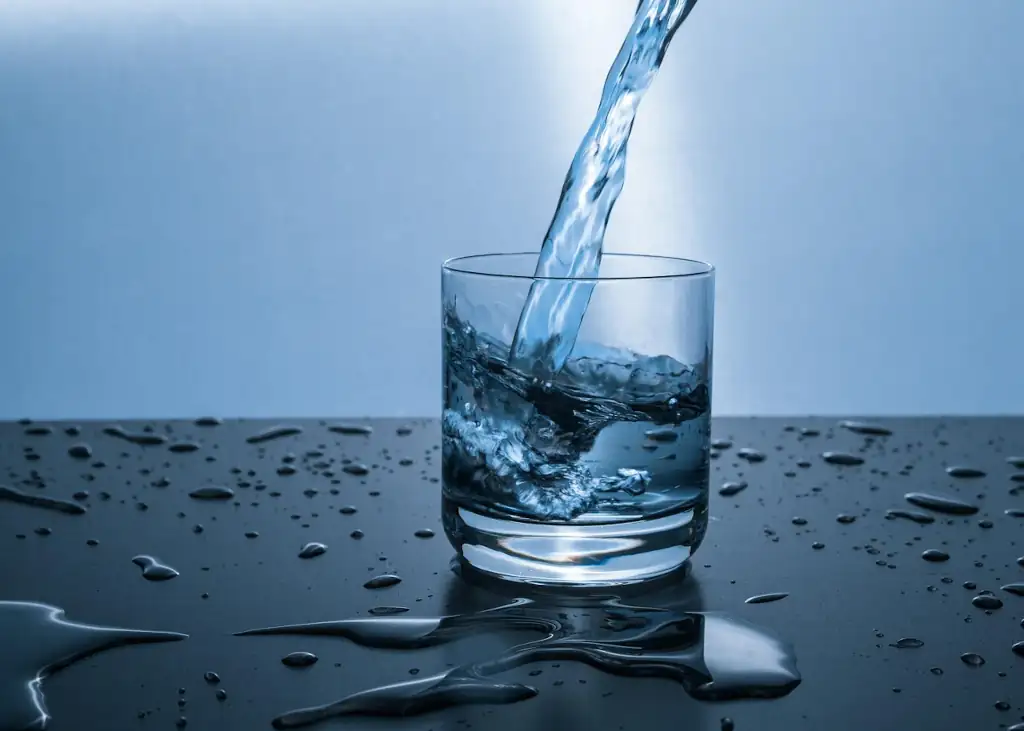 bicchiere pieno d'acqua