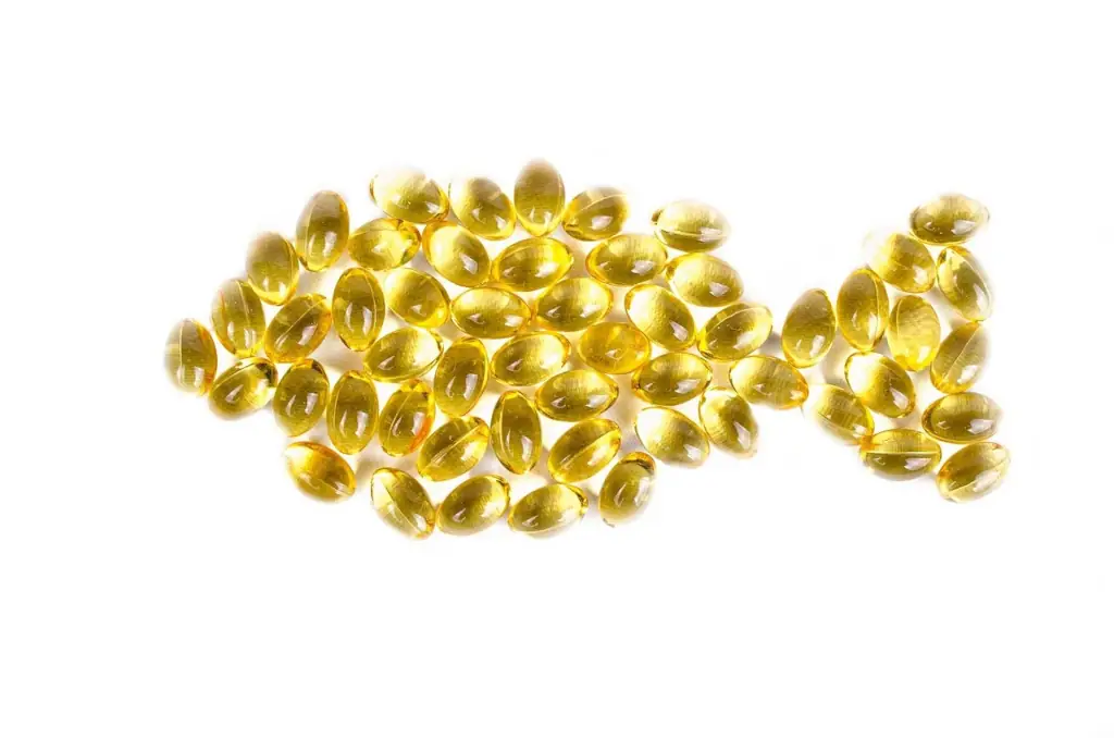 omegae Pillole di omega3 di colore giallo disposte a forma di pesce